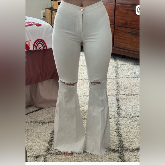 NWT VIBRANT SUPER FLARE  Flared Jeans with Distressed Knees - Picture 1 of 9